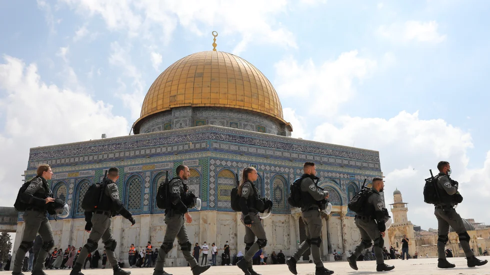 Israeliska poliser i al-Aqsa-området i Jerusalem. Bilden är från ett annat tillfälle.
