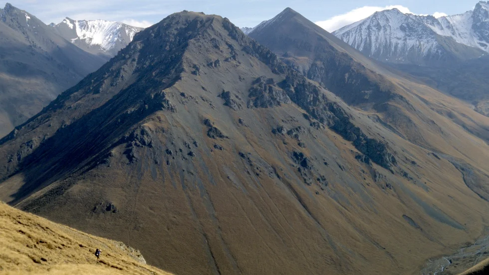 Elbrus ligger i bergskedjan Kaukasus vid den ryska gränsen till Georgien. Arkivbild på bergskedjan.