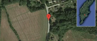 Olja på vägen stör trafiken på väg 536