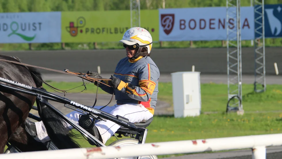 Roknäsamatören Annalena Lindqvist kvalade in till SM på Åby, men hästen Re Love blev inte anmäld till loppet.