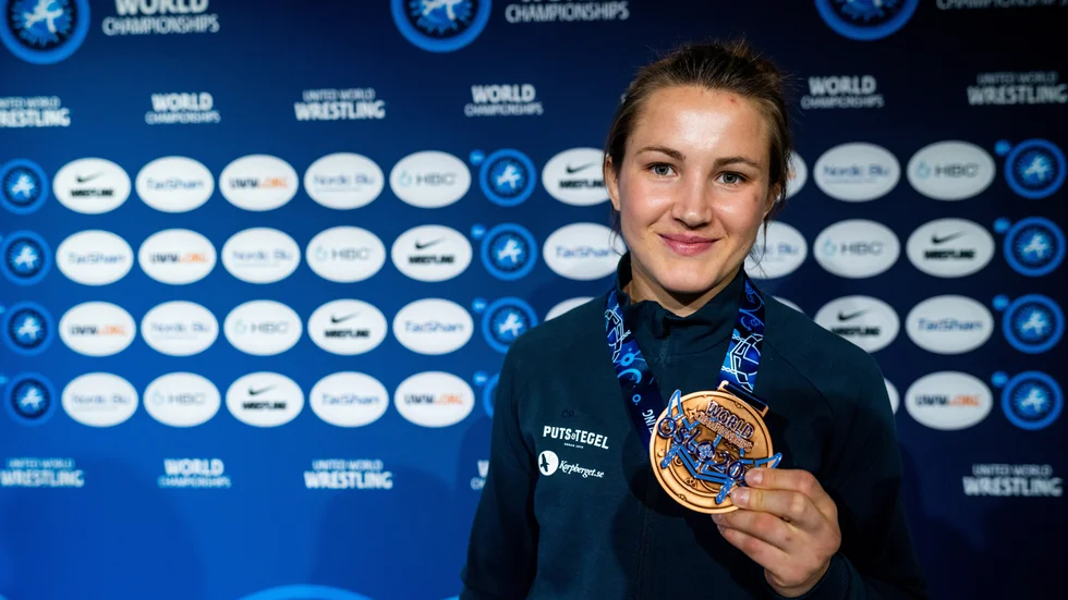 Johanna Mattsson visar upp bronsmedaljen från världsmästerskapet i Norges huvudstad.