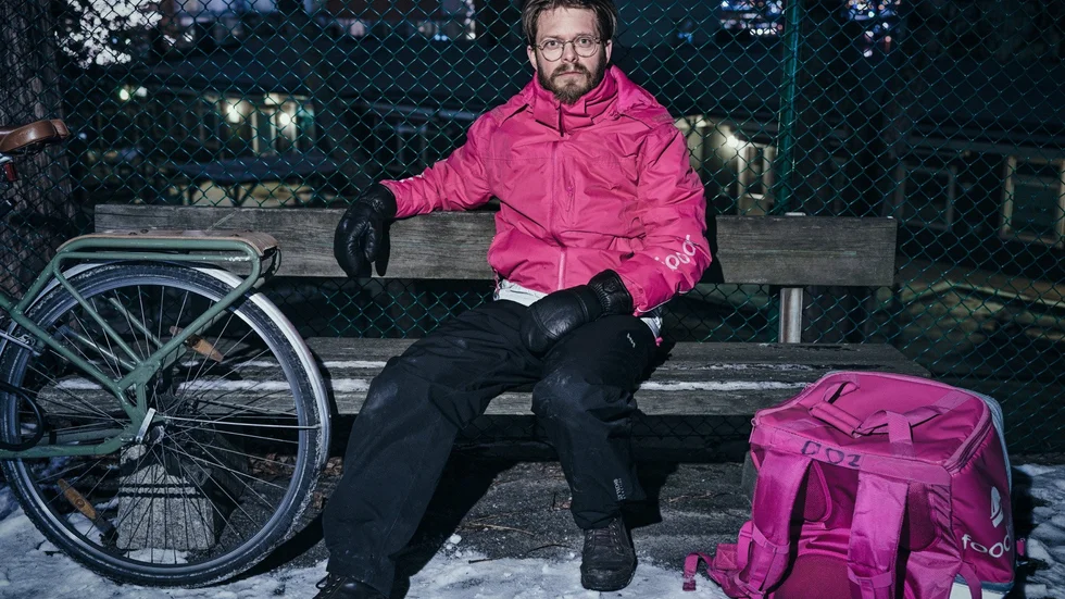 
"Boken blir under resans gång alltmer ett politiskt/moraliskt inlägg i samhällsdebatten" skriver NSD:s recensent om Anders Teglunds "Cykelbudet".