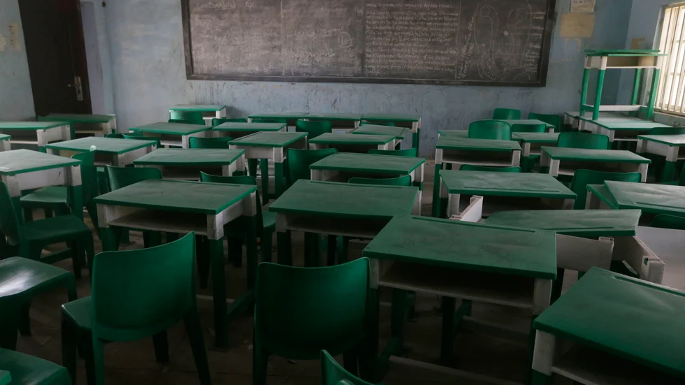 Tomma skolbänkar sedan kriminella gäng kidnappat fler än 300 flickor i en skola i Jangebe i Zamfara tidigare i år. Flickorna släpptes senare.