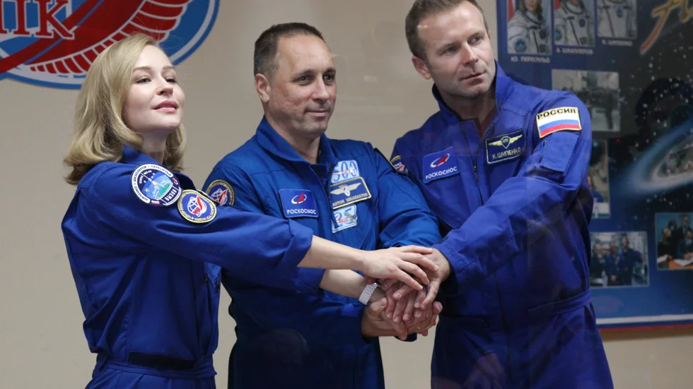 Skådespelerskan Julia Peresild, kosmonauten Anton Shkaplero och regissören Klim Shipenko inför uppskjutningen.