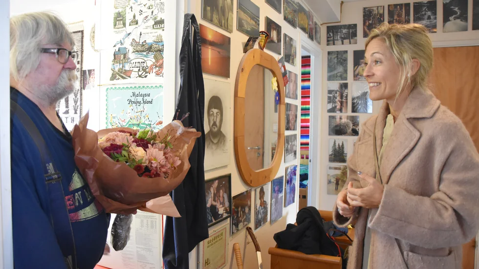 Ivar Lund, 70, har bott hos samma fastighetsägare i hela sitt liv. "Jätteroligt", säger Jenny Lundström, Lundströms fastigheter AB, som uppvaktar honom med blommor och en gåva.
