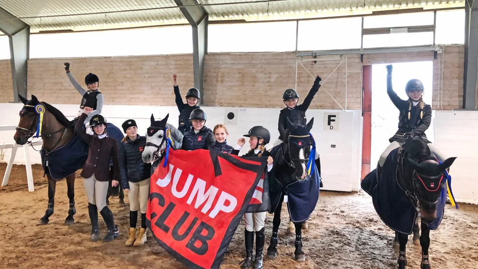 

JumpClub lag 2 (sittande uppe på hästarna) vann division 3. 