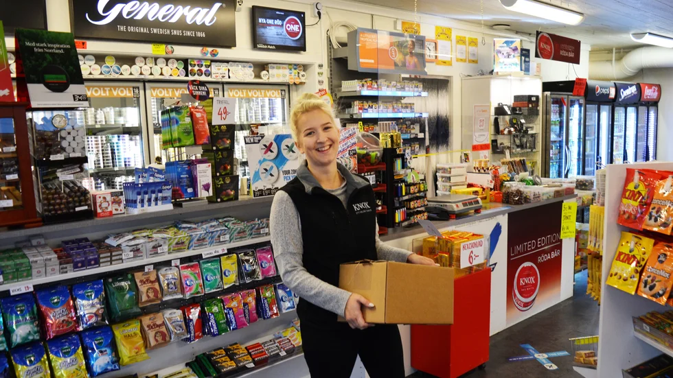 Butiksmedarbetaren Jessica Lindh säger att personalen jobbar så hårt det bara går för att hinna flytta till öppningsagen.