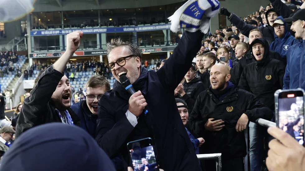 IFK Norrköpings tränare Rickard Norling firar segern mot Hammarby med klubbens supportrar.