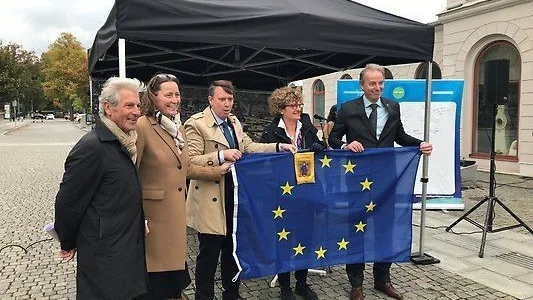 Kristian Schmidt (till höger), direktör hos DG Move, överlämnade en EU-flagga till delegationen från Norrköping.