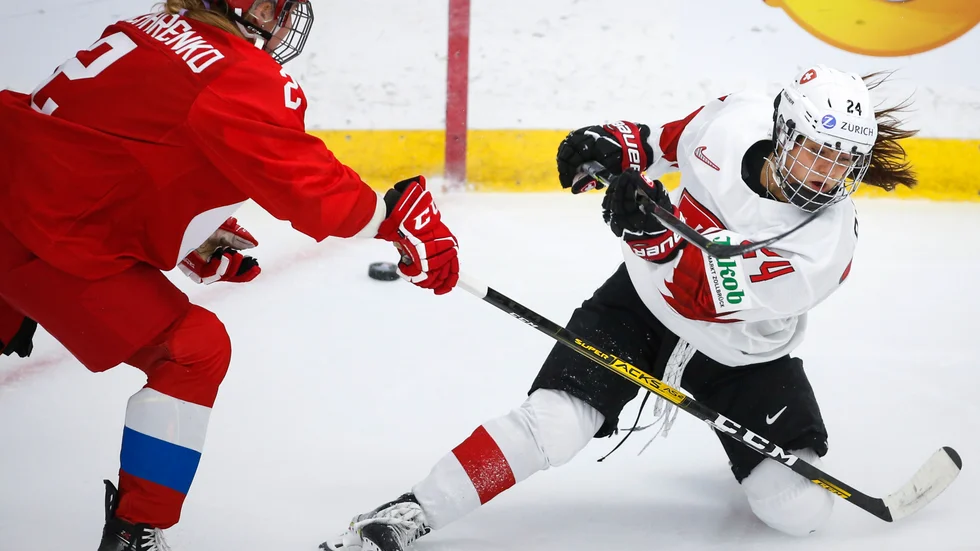 Noemi Ryhner  stöter på Rysslands Angelina Goncharenko under hockey-VM i Calgary.
