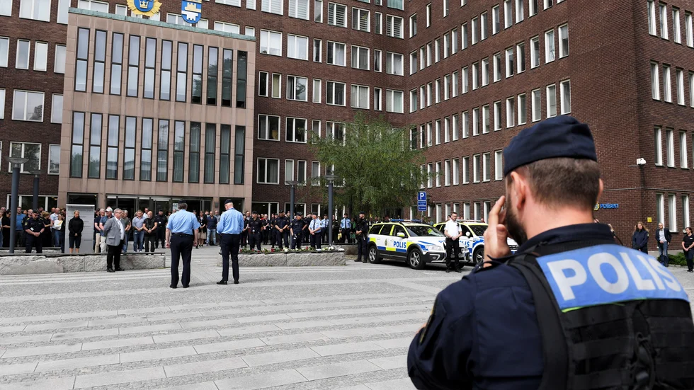 En tyst minut för den mördade polisen hölls efter dådet.