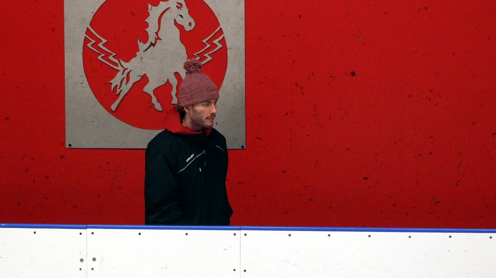 Chad Butcher bevittnade träningen i kalla Stallet från båset.