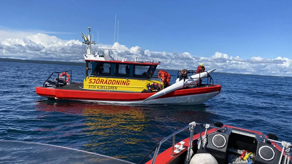 Här har Sjöräddningssällskapet bärgat kajaken och körde den därefter till Karlsborg.