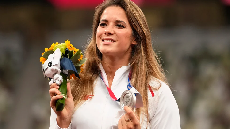 Maria Andrejczyk med sitt OS-silver i spjut i Tokyo som hon auktionerat ut.
