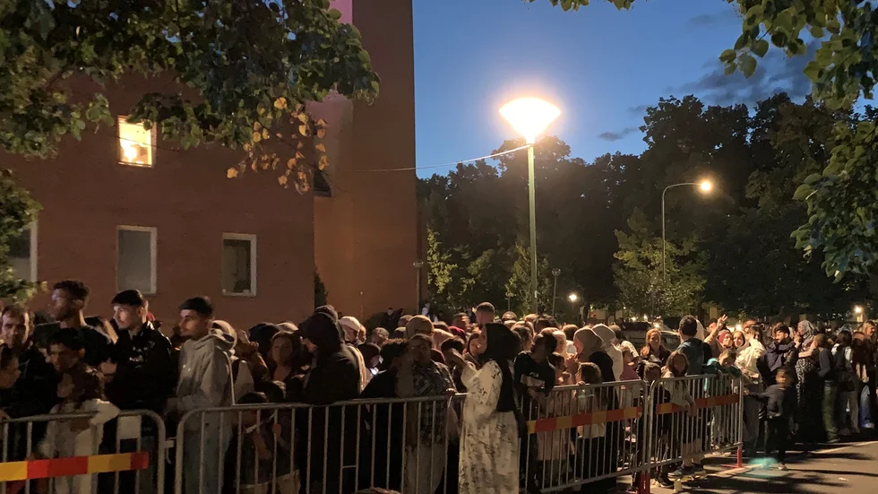 Tusentals människor köade för att komma in på tivolit.