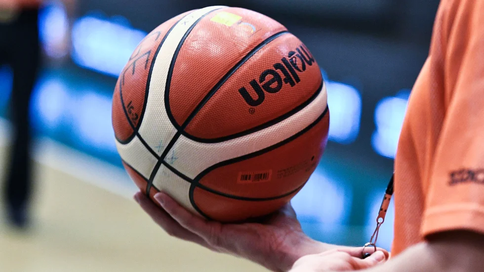 Då jag själv bor nära en skola med basketkorgar på skolgården som används dygnets alla tider kan jag skriva under på vilket elände det är, skriver signaturen "Västgöte numera". Personen på bilden har ingen koppling till insändaren.