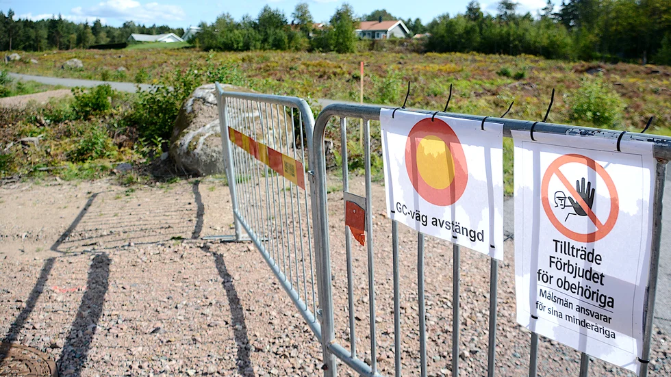 Nu går exploateringen för nya radhus igång på allvar.  GC-vägarna har stängts av och belysningen är borta. Entreprenören väntas börja med markarbetet under onsdagen. Reaktionerna från grannar är skiftande, enligt kommunens gatuchef Tommy Dahlgren.