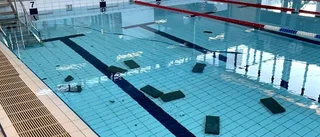 Stora stenar kastades in genom badhusets takfönster – förstörde kaklet