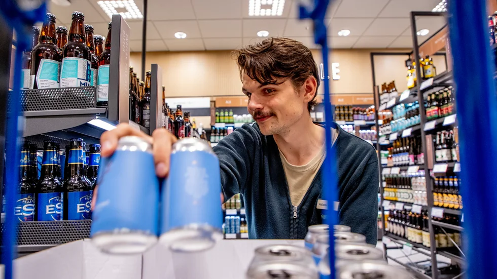 Systembolaget har öppnat en specialbutik för öl i Göteborg för att möta det ökade intresset för öl. Adam Bäck-Thorén fyller på sortimentet med 1|100 olika sorters öl.