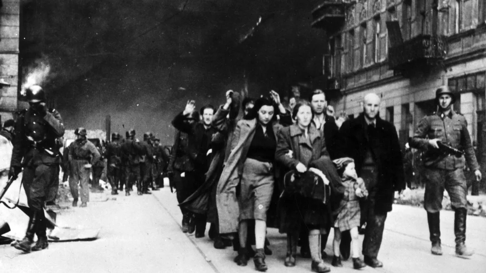 I april 1943, under andra världskriget, töms det judiska gettot i Warszawa av nazisterna och upproret där slås brutalt ned.