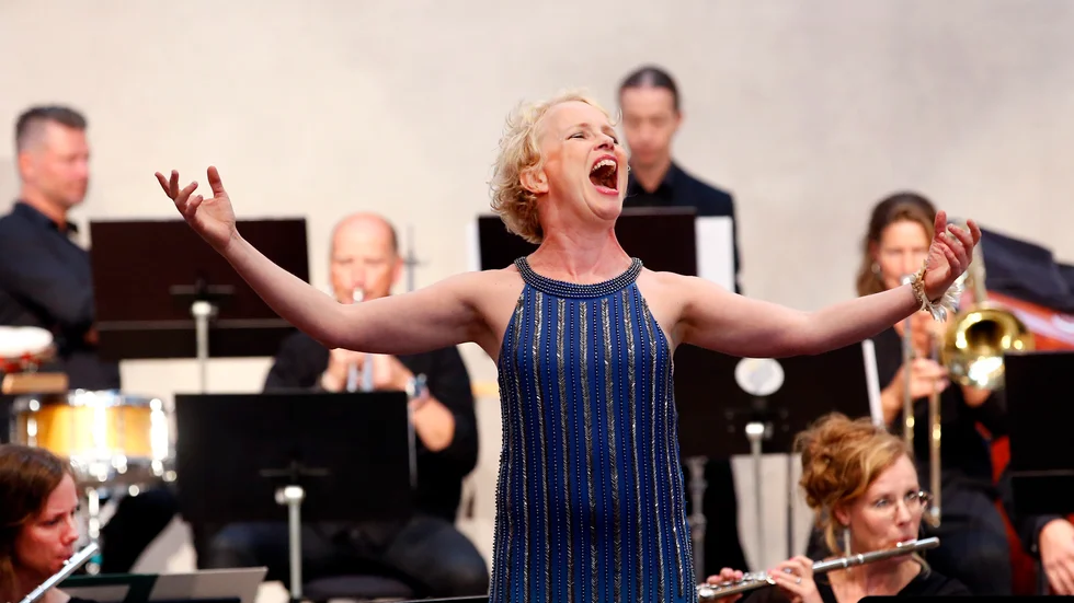 Kerstin Avemo träder in som ersättare till den tidigare annonserade sångsolisten Hanna Husáhr under Uppsala kommarorkesters konsert på trettondagsafton. 