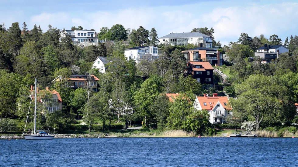 Högst taxeringsvärde för småhus i landet – villor och hus vid vattnet i Danderyd norr om Stockholm. Arkivbild.