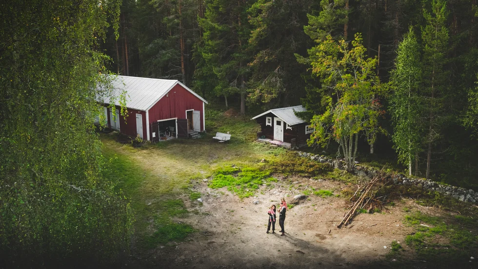 Från lägenhet i Stockholms innerstad till naturnära tomt i Jävre. Innan jul ska familjen Fonds nya hus anlända.