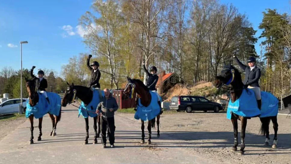 VORF jublar över segern vid lördagens omgång i ridsportallsvenskan. I ingick Rebecka Nyhlén, Elin Karlfeldt, Sofia Noren och Josefine Wengelin. Lagledare är Bertil Wilén.