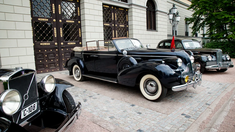 Hur kan kungens gamla bilar möta moderna miljökrav? Bilden är från en utställning i Oslo 2016, med en Volvo 652 från 1930 närmast, den kända Buick Roadmastern från 1939 i mitten och en A-4 Packard 1942 till höger.