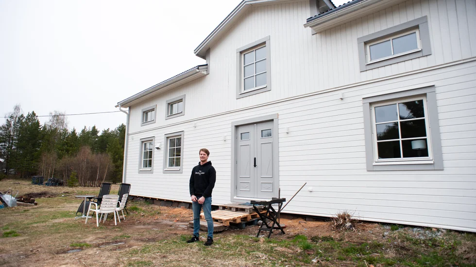 Marcus Forsberg har lagt över tusen arbetstimmar på att helrenovera den gamla norrbottensgården i Tullnäs.  