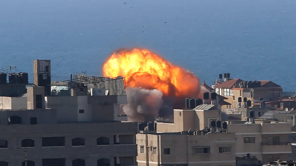Ett israeliskt anfall mot en byggnad i staden Gaza på fredagen.