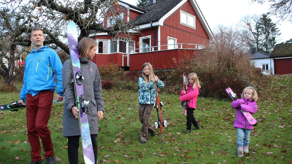 Jörgen, Karin, Alva, Wilma och Lova utgör familjen Nybrolin, som gör sig redo att flytta 50 mil norrut.