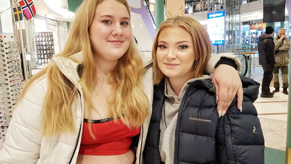 Ebba Olsson (till vänster): "Jag ska jobba på krogen fredag och lördag". Thilda Andersson: "Det blir nog att vara med vänner".