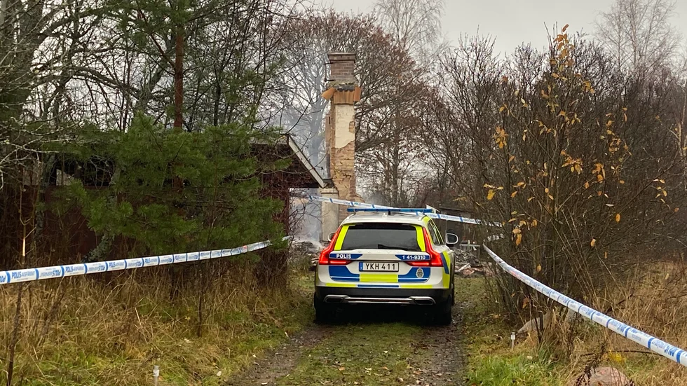 Under onsdagsförmiddagen kommer det fortfarande lågor och rök från nattens brand. 