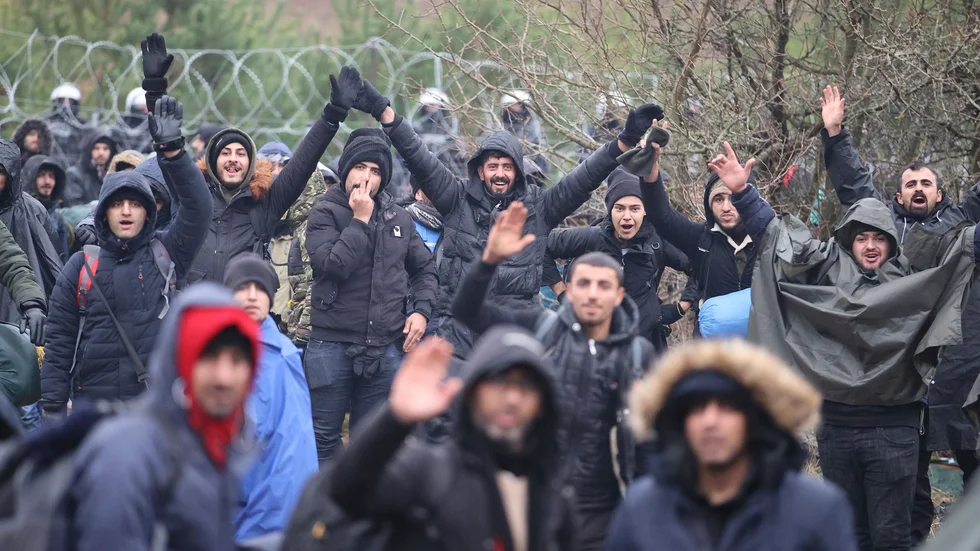 Migranter på plats vid gränsen mellan Belarus och Polen, nära Grodno i Belarus.
