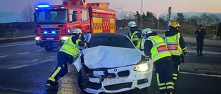 Personbil totalförstördes vid krock med buss i Vagnhärad