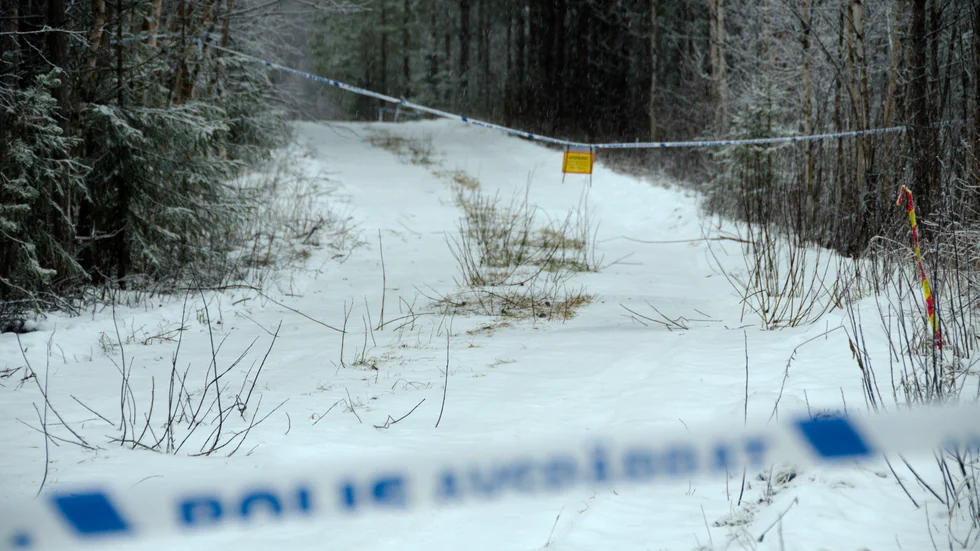 Längs den här vägen, alldeles intill vägen, lämnades kroppen.