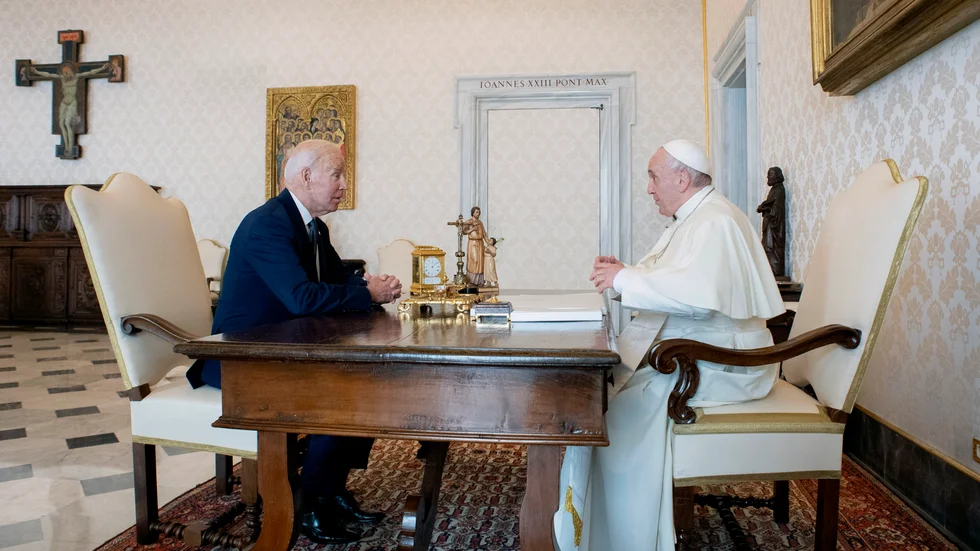 USA:s president Joe Biden i möte med påve Franciskus.