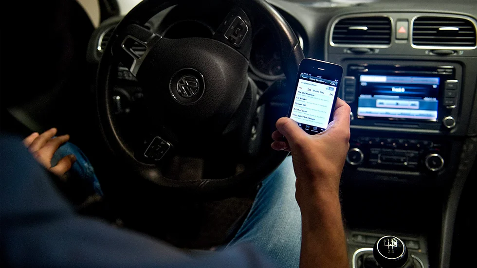 Norrköpingsbon friades i ingsrätten men fälls nu, för att ha haft mobiltelefonen i handen när han körde, av hovrätten. 