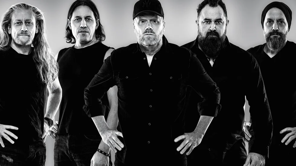Mad Dog med Magnus Lydahl, Kalle Wiman, Pontus Wiman, Timmy Skinner och Erik Björklund. De spelar covers på gott och ont.  
