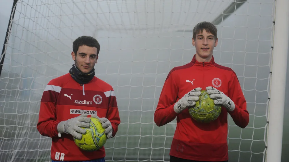 Michael Ramos och Elis Jäger, två av Bissarnas egna målvaktstalanger. En av dem vaktar kassen mot Eskilstuna på söndag.