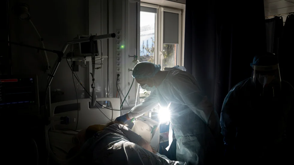 En läkare på sjukhuset i Rivne pratar med en covidpatient.