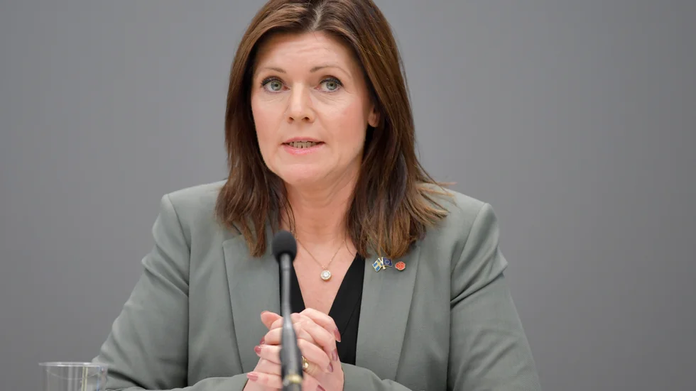 Arbetsmarknadsminister Eva Nordmark (S) håller en pressträff där hon tar emot utredningen om våld och trakasserier i arbetslivet.