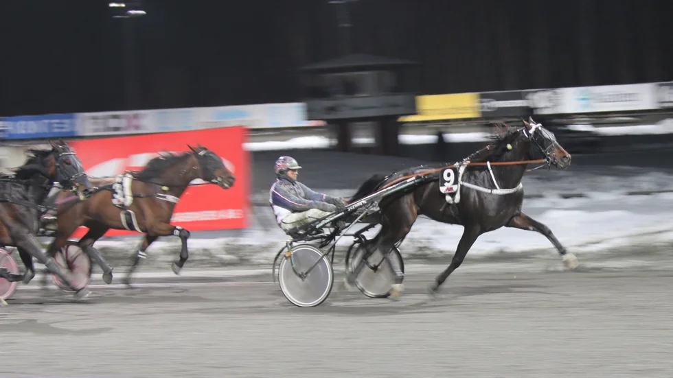 B.Sacamano (Micael Melander) vinner lätt före innerspårets Magic Caviar och tvåan Honky Tonk Angel.