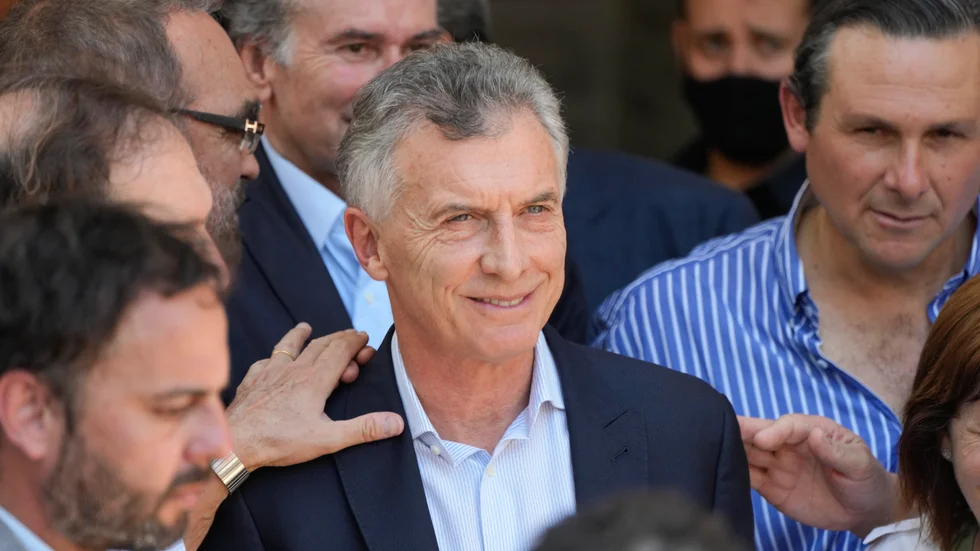 Argentinas tidigare president Mauricio Macri lämnar domstolen på torsdagen.
