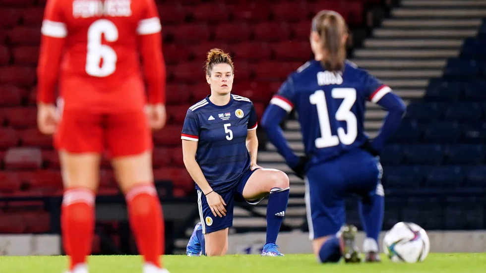 Jennifer Beattie, i mitten, knäböjer inför Skottlands VM-kvalmatch hemma mot Ungern i fredags.