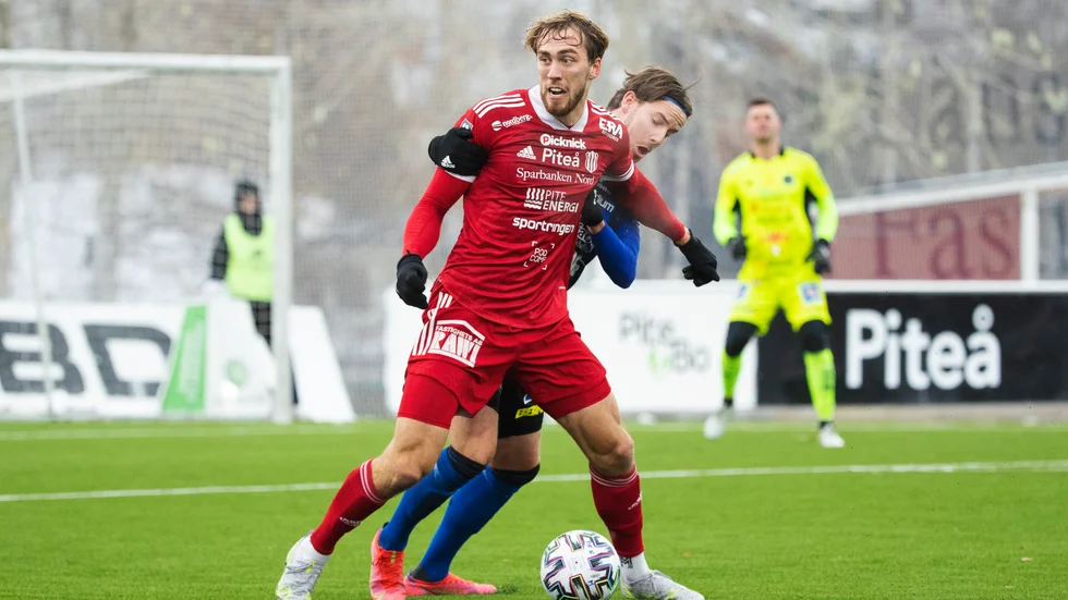  Marcus Fahlgren-Hällström har öppnat starkt i PIF-tröjan