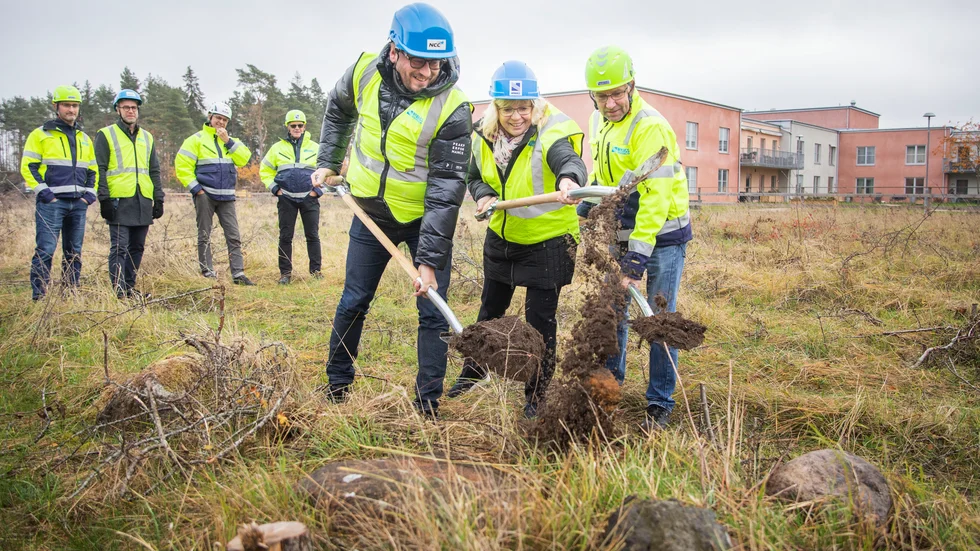 Bakom Terra Nova äldreboende byggs nu 102 nya lägenheter. Entreprenören Johan Gate (i blå hjälm) tog tillsammans med regionstyrelsens ordförande Eva Nypelius (C) och Nybergs Entreprenads vd Thomas Olsson det första spadtaget för bygget under tisdagen.