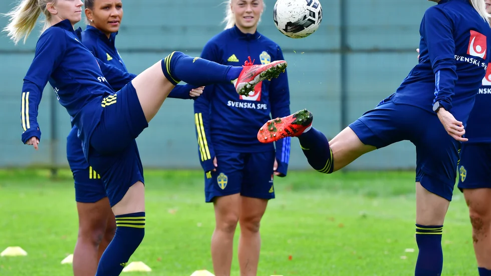 Hanna Bennison, trea från vänster, tar plats i Sveriges startelva i kvällens VM-kvalmatch borta mot Irland.