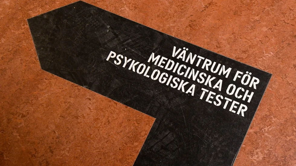 Den som uppsåtligen elller av oaktsamhet uteblir från en mönstring ska normalt dömas till penningböter. 